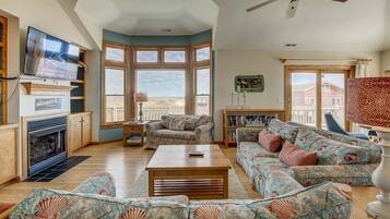 Een televisie, een open haard en een dvd-speler