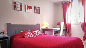 A bedroom with a large bed, a nightstand, a desk, and a chair. - HOUSE 4/5 PEOPLE LA ROCHELLE (La Rochelle)