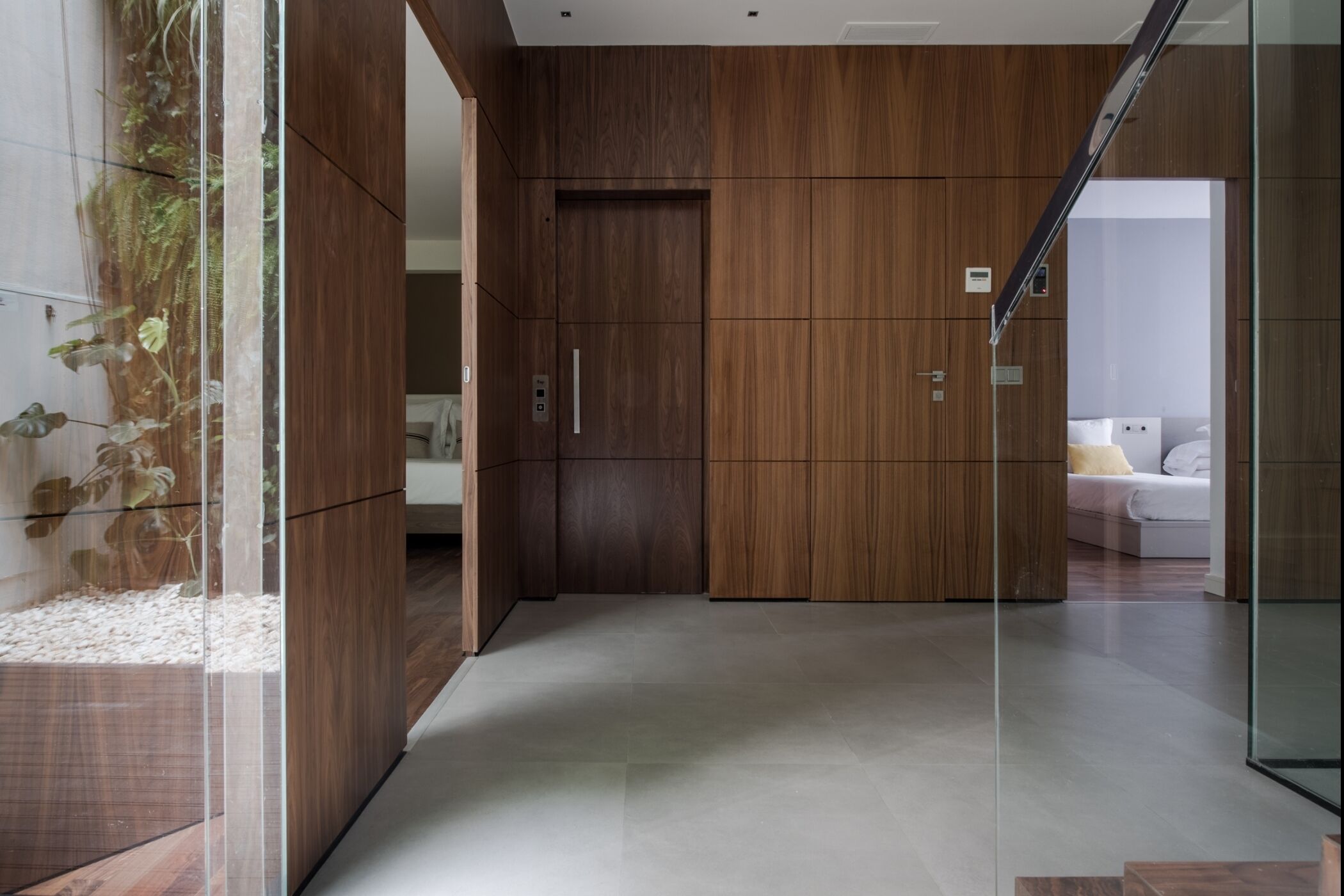 4 bedrooms, soundproofing, iron/ironing board, internet