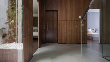 4 bedrooms, soundproofing, iron/ironing board, internet