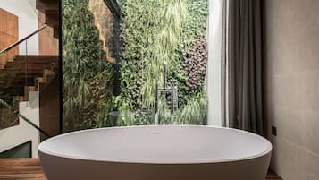 Een bad, gratis toiletartikelen, een haardroger, handdoeken
