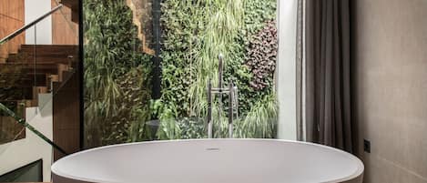 Een bad, gratis toiletartikelen, een haardroger, handdoeken