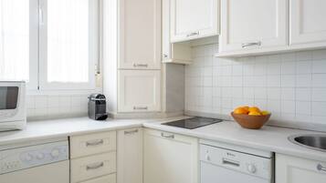 Réfrigérateur, micro-ondes, lave-vaisselle, cafetiÚre/bouilloire