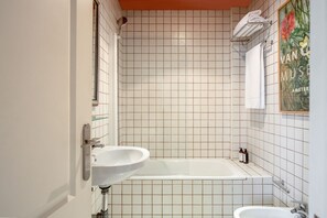Badewanne, Haartrockner, Handtücher