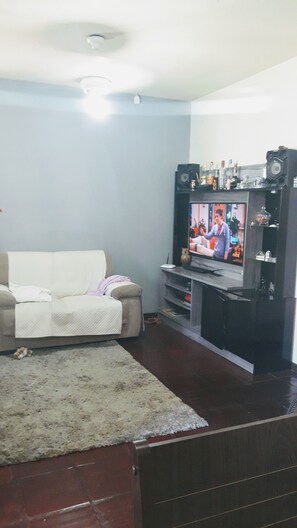 Télévision, lecteur de DVD, chaîne hi-fi