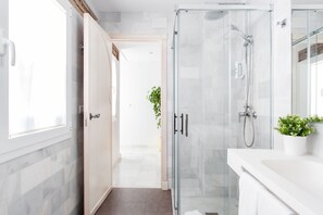 Shower, hair dryer, towels - Hommyhome Casa Assle 301 (Sevilla)
