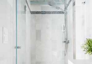 Douche, sèche-cheveux, serviettes fournies
