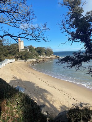 A beach with a tower, rocky shoreline, and trees. - CAREFREE: House in VIEIL 200m beaches, bikes, WIFI (Noirmoutiers)