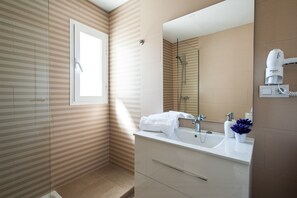 Shower, free toiletries, hair dryer, towels - Hommyhome Pozo Santo Penthouse (Seville)