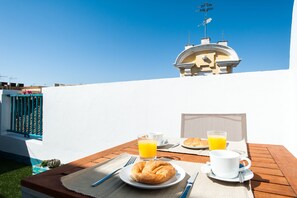 Outdoor dining - Hommyhome Pozo Santo Penthouse (Seville)