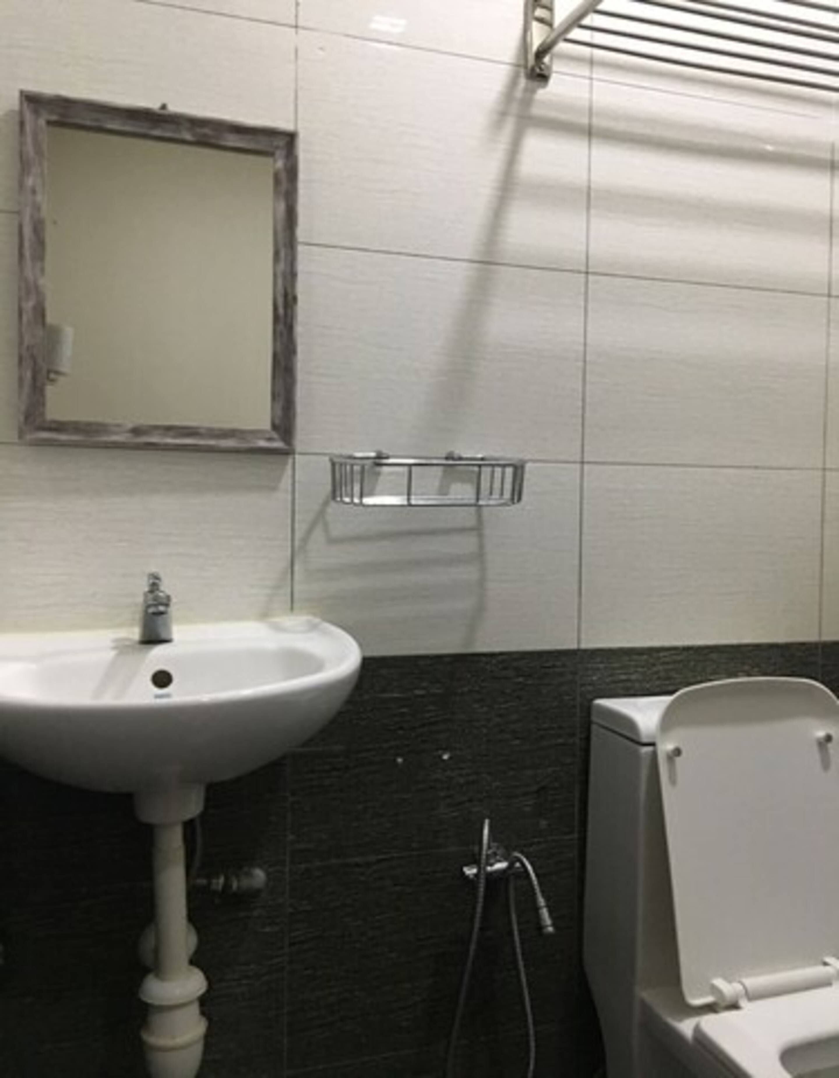 standard room, 1 queen bed | bathroom sink