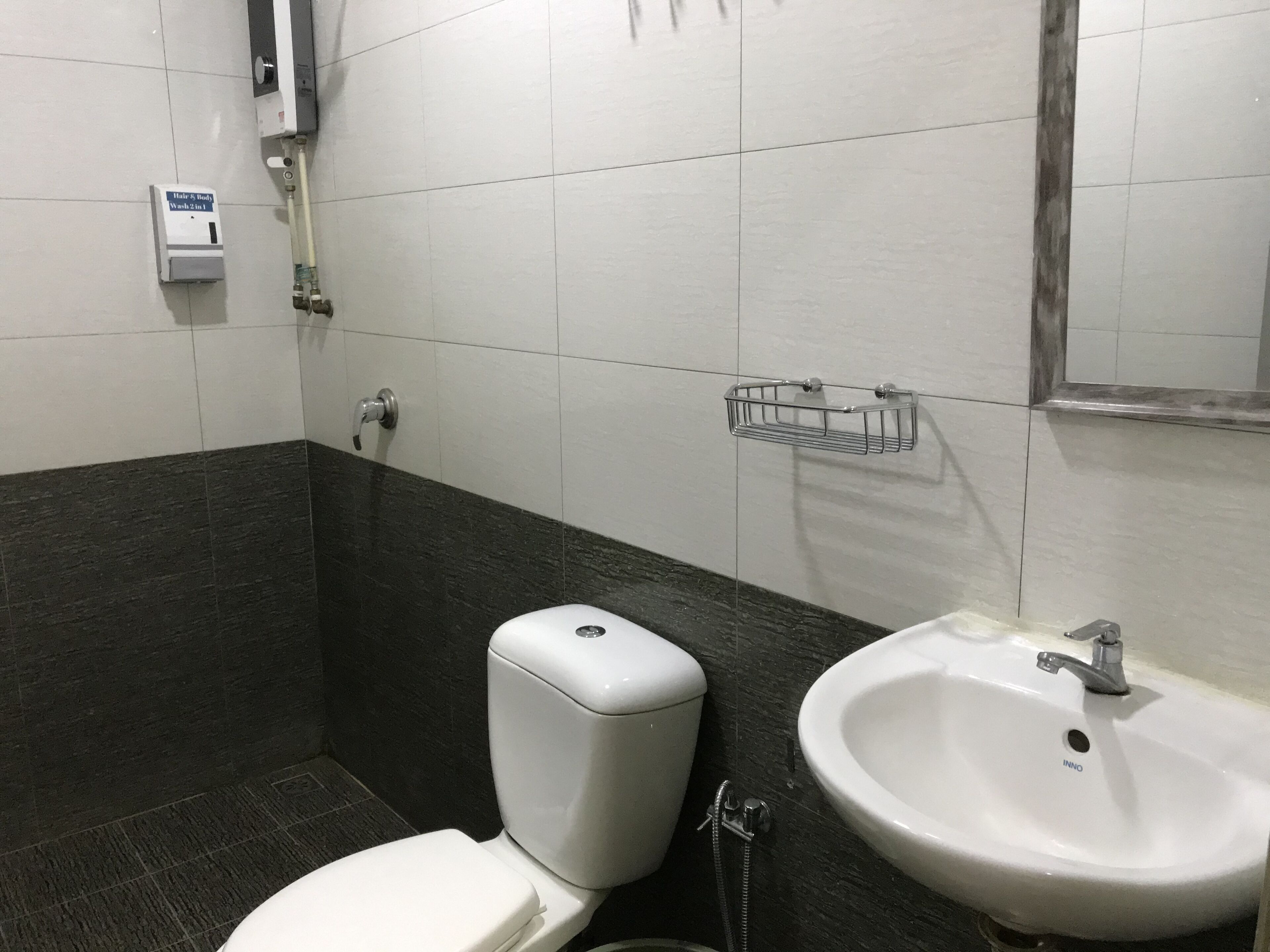 standard room, 1 queen bed | bathroom | shower, towels