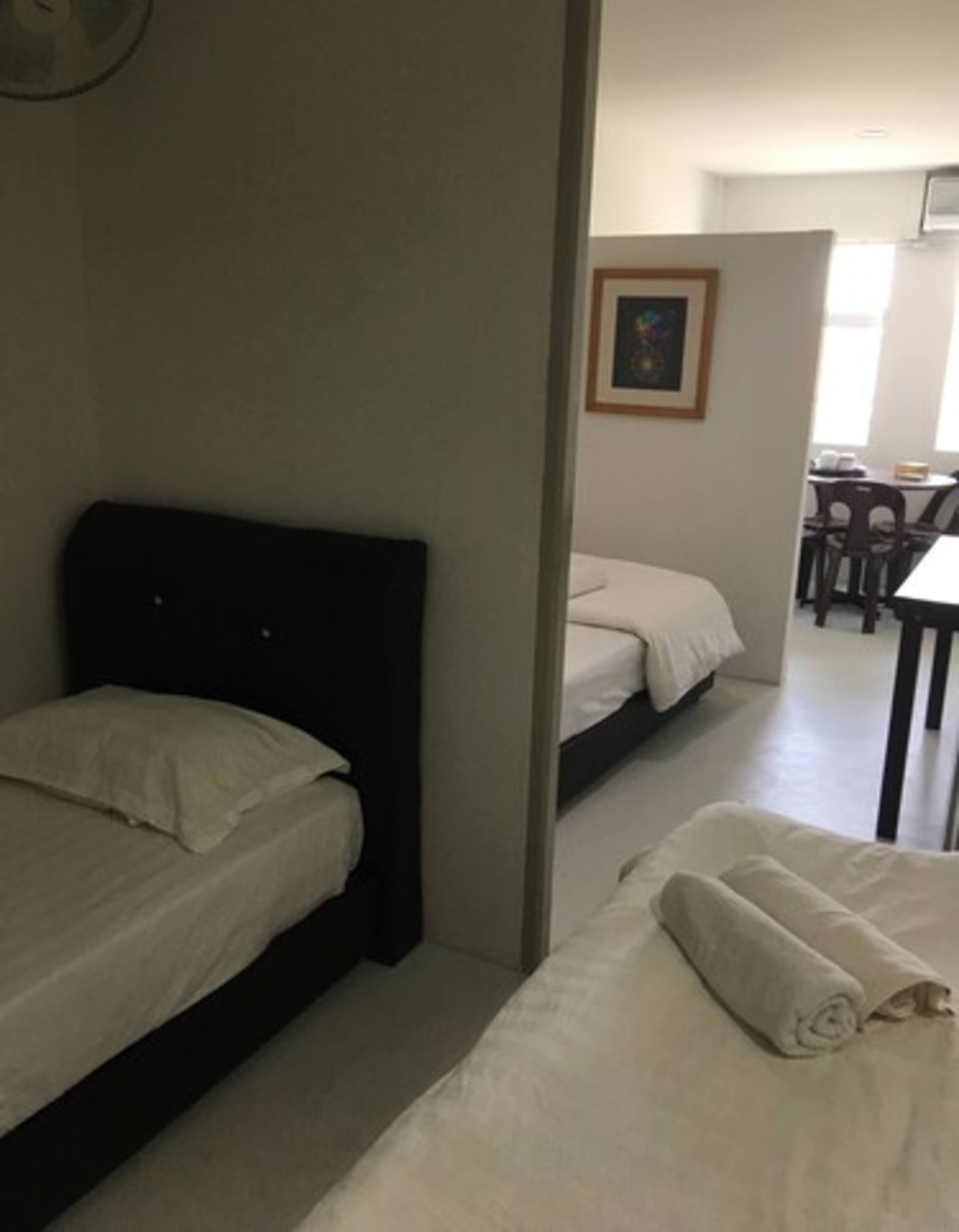 family room | desk, free wifi, bed sheets