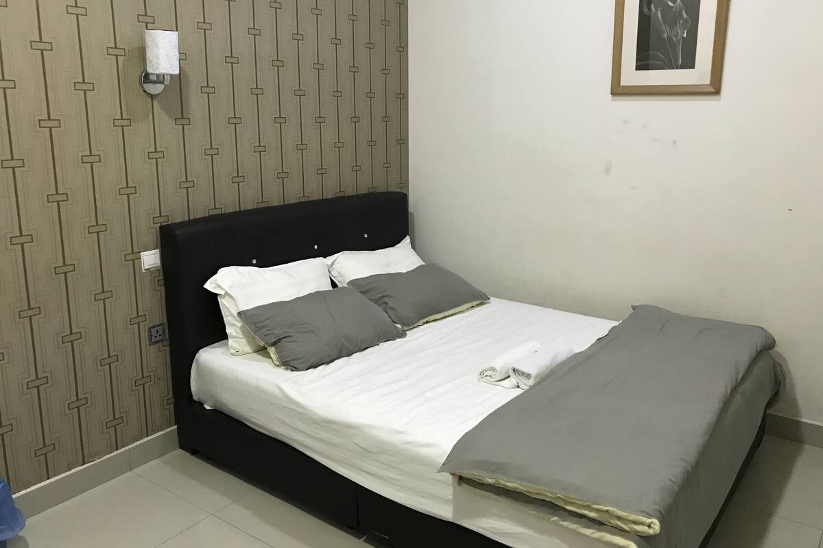 Standard Room, 1 Queen Bed | Desk, free WiFi, bed sheets
