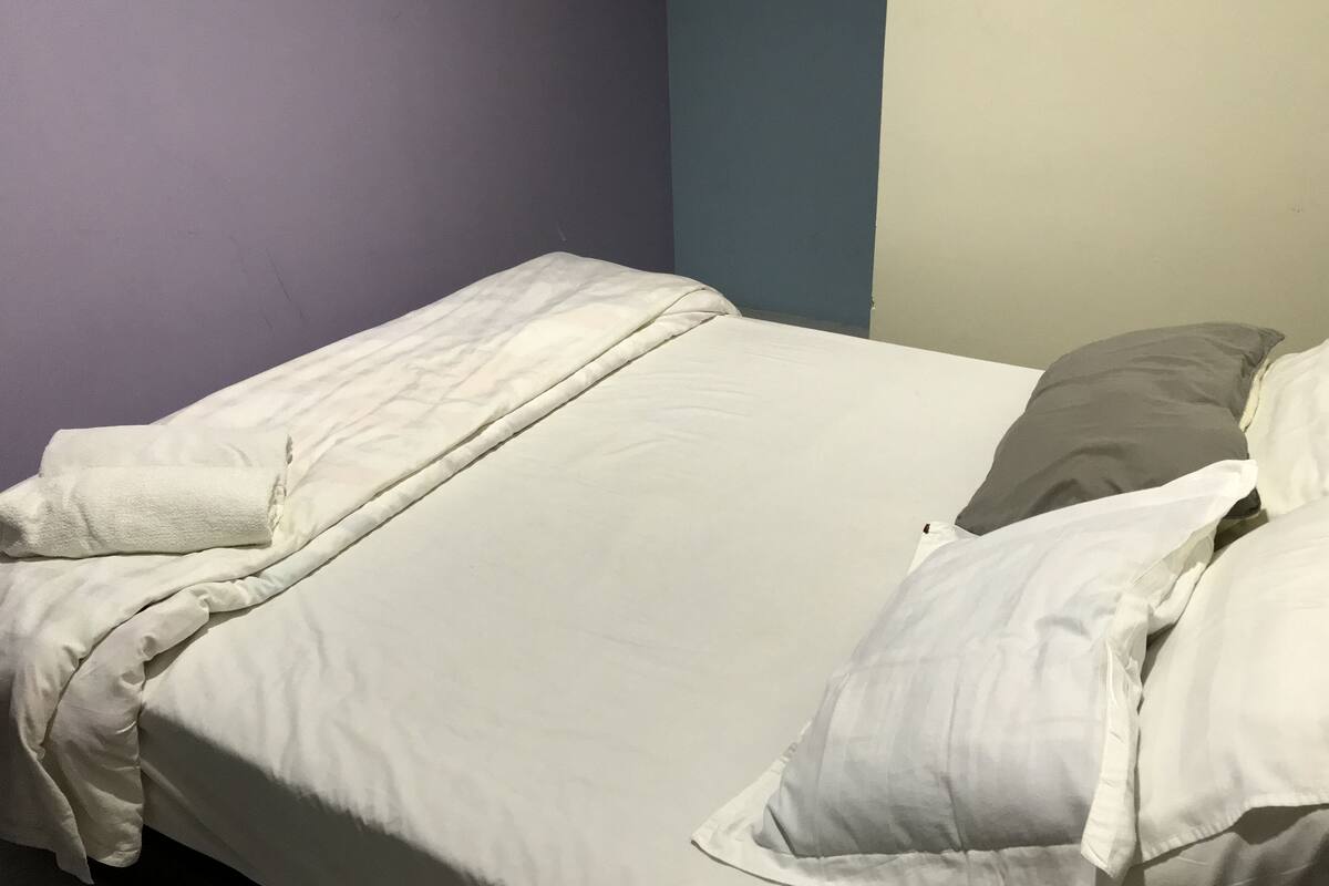 basic double room | desk, free wifi, bed sheets