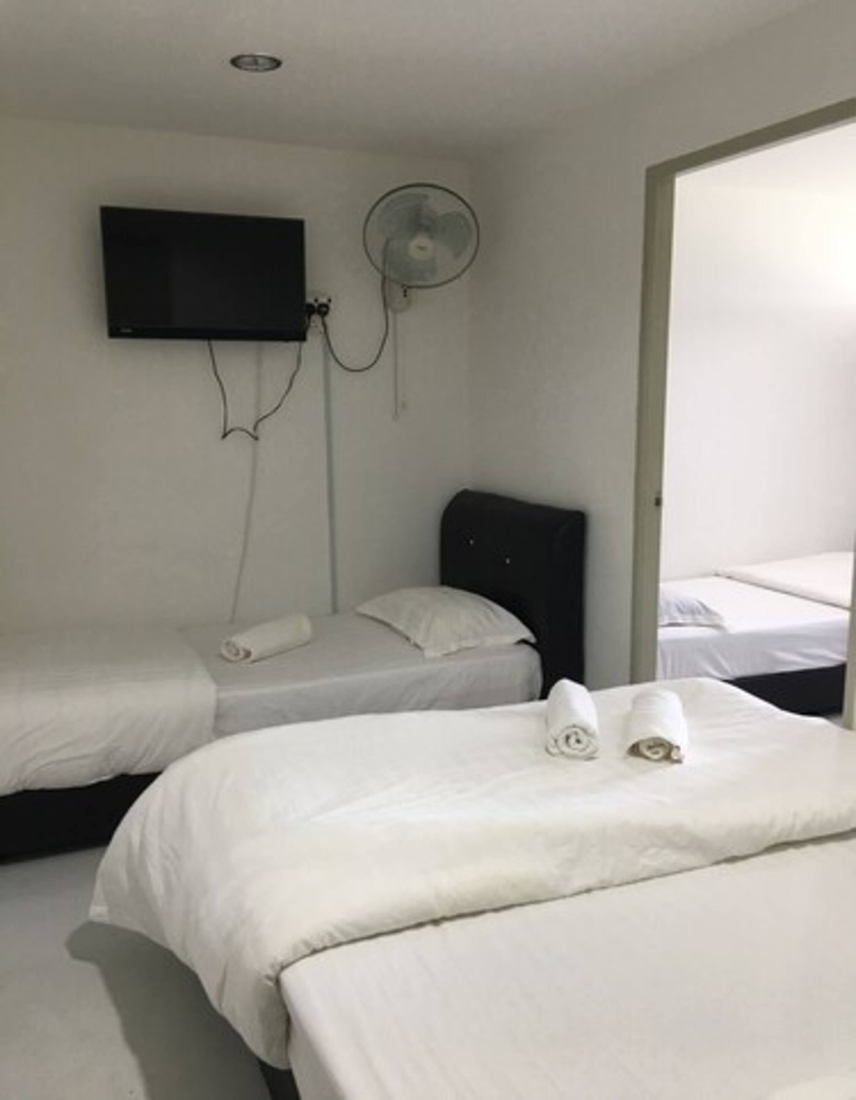 family room | desk, free wifi, bed sheets