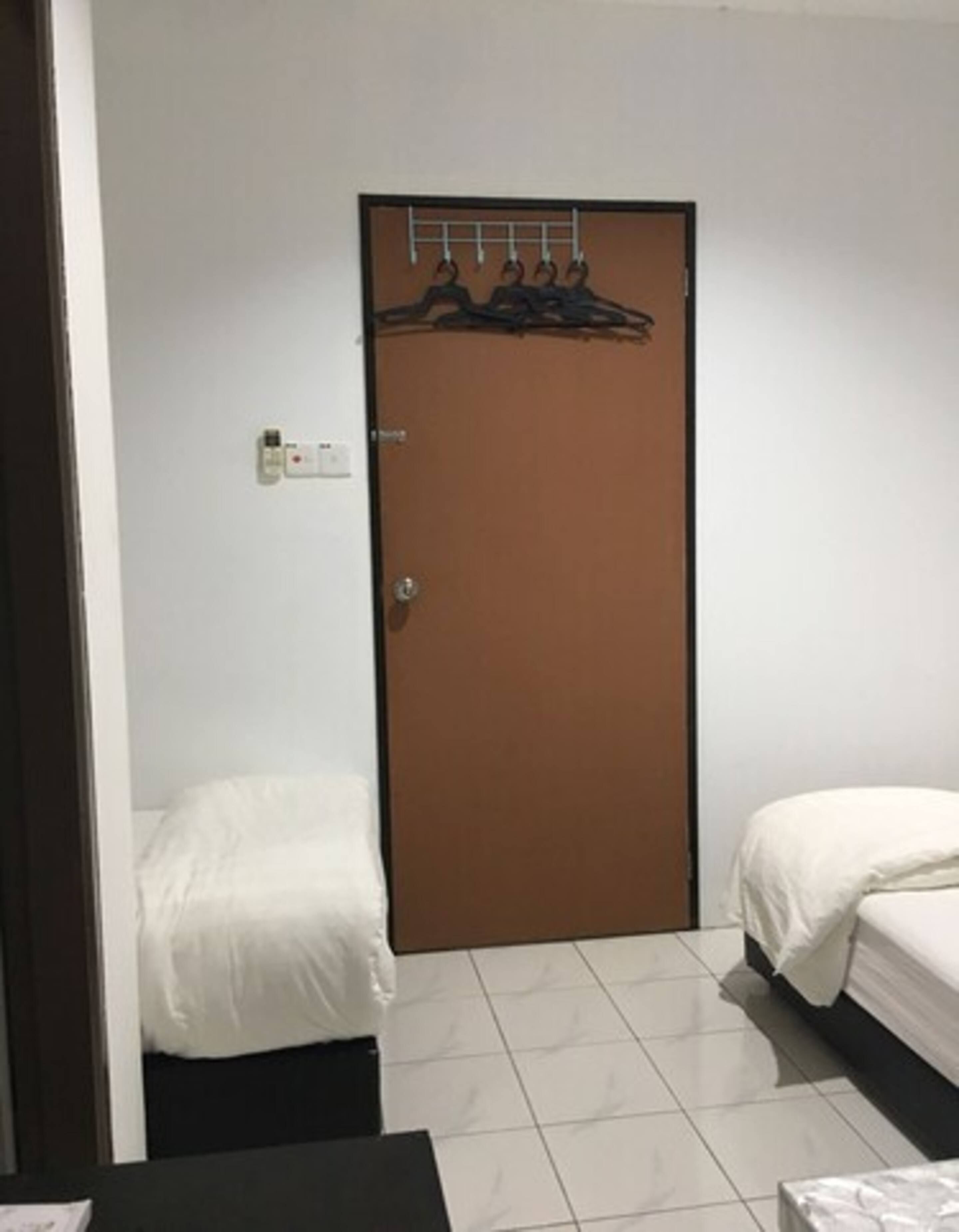 basic twin room | desk, free wifi, bed sheets