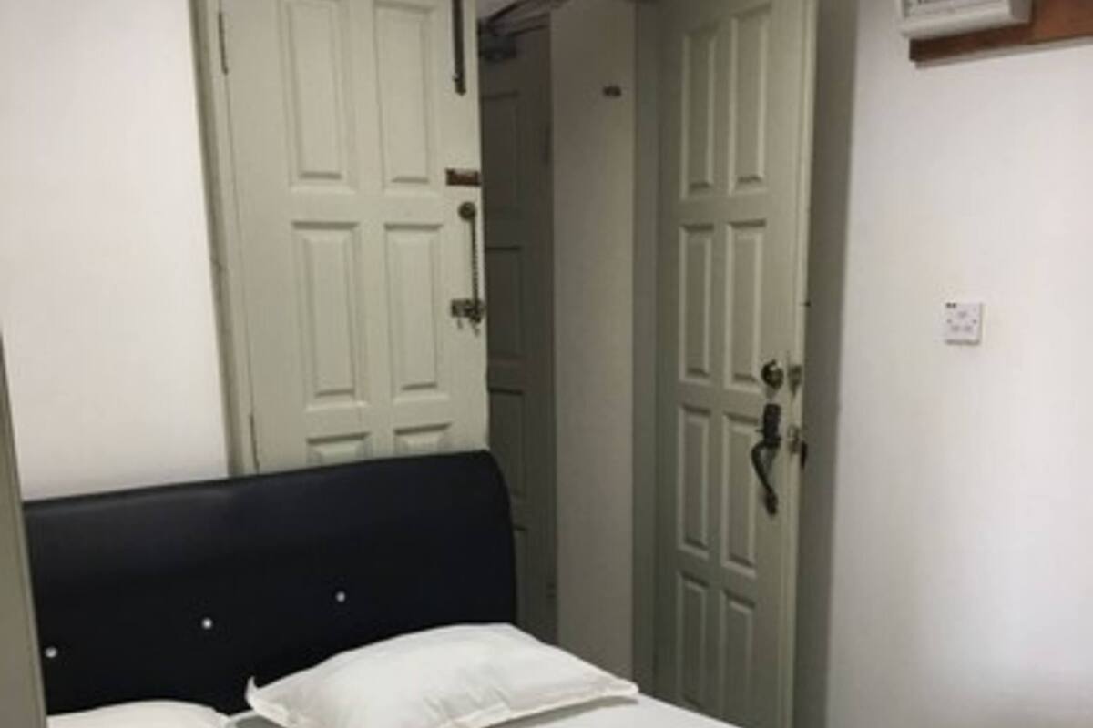 Family Room | Desk, free WiFi, bed sheets