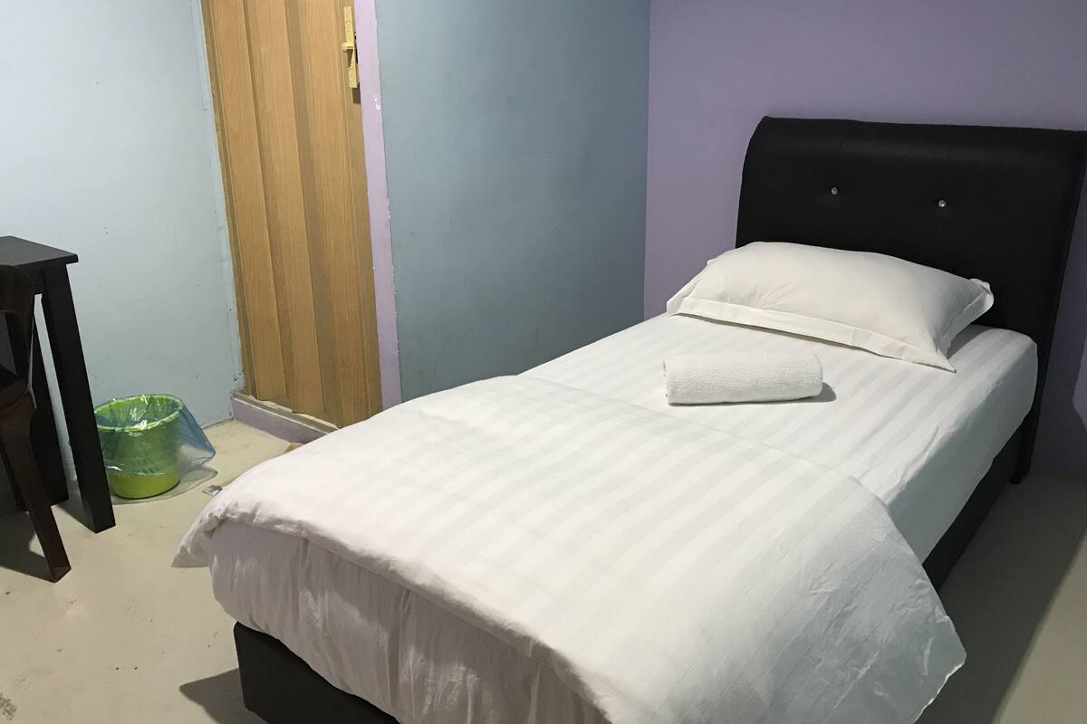 Single Room | Desk, free WiFi, bed sheets