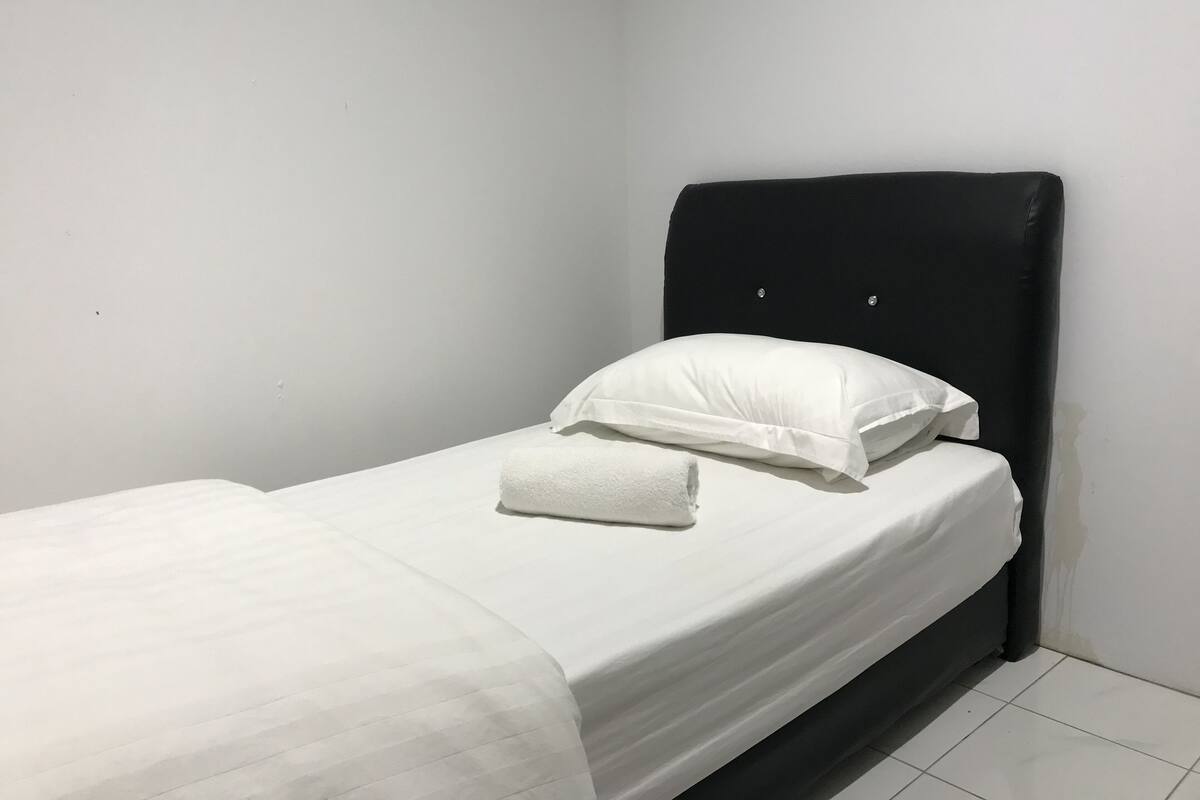 Basic Twin Room | Desk, free WiFi, bed sheets