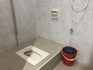 Basic Twin Room | Bathroom | Shower, towels