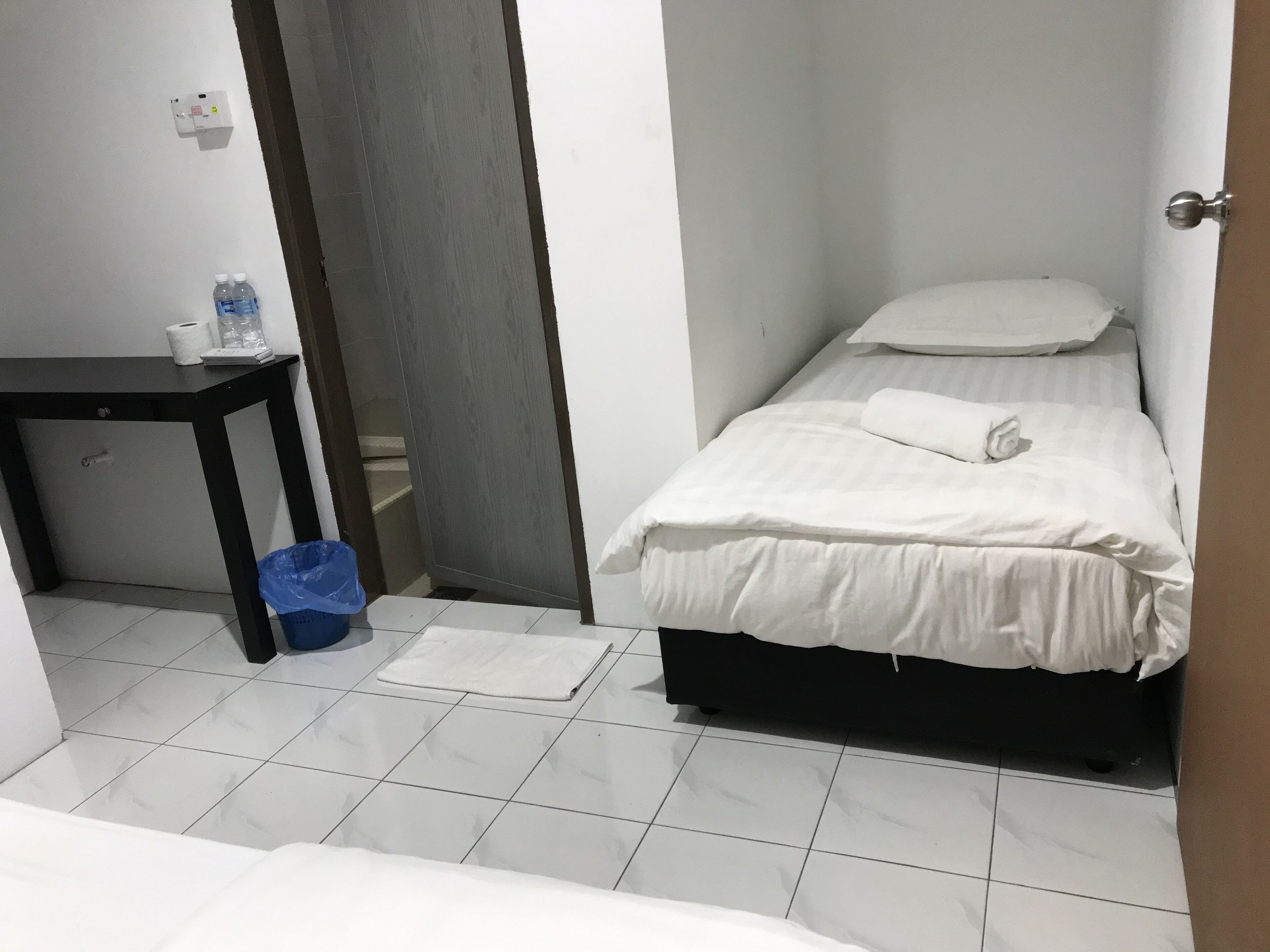 basic twin room | desk, free wifi, bed sheets