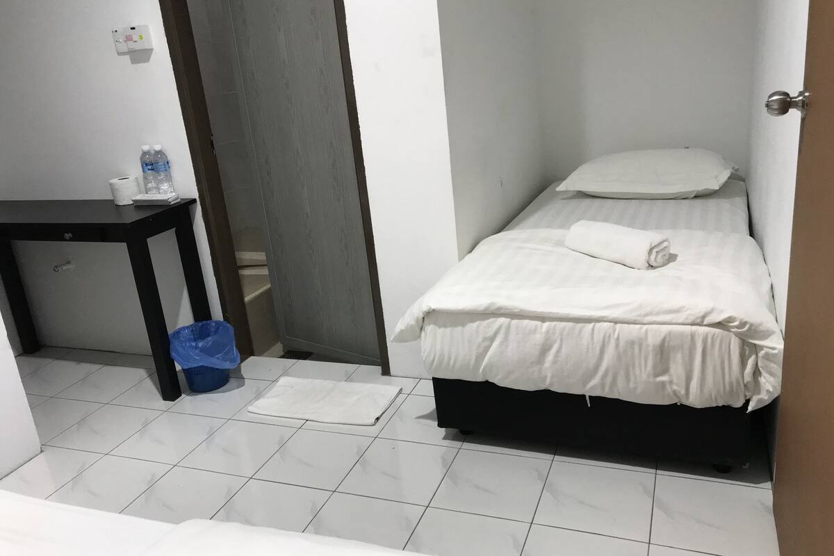 basic twin room | desk, free wifi, bed sheets