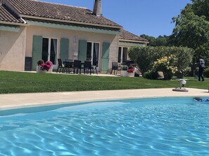 Una piscina al aire libre
