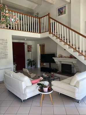 Smart TV, fireplace, DVD player, table tennis - CHARMING FAMILY VILLA WITH SWIMMING POOL 15 MINUTES FROM THE SEA (Vence)