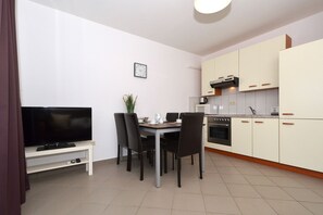 Fridge, microwave, oven, stovetop - BLUE SKY 2 Apartment with sea view, for 4 + 1 persons (Mastrinka)