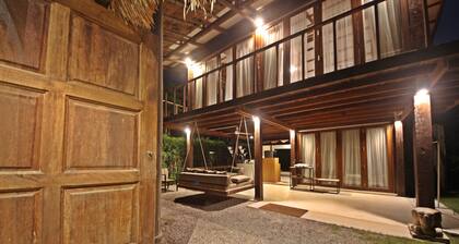 Upea ainutlaatuisella viihtyisällä tiikkipuulla huvila, koilliseen tyylikäs luonnon kanssa.