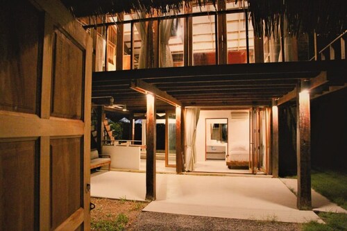 Magnifique avec une villa en bois de teck confortable et unique, élégante au nord-est avec la nature.