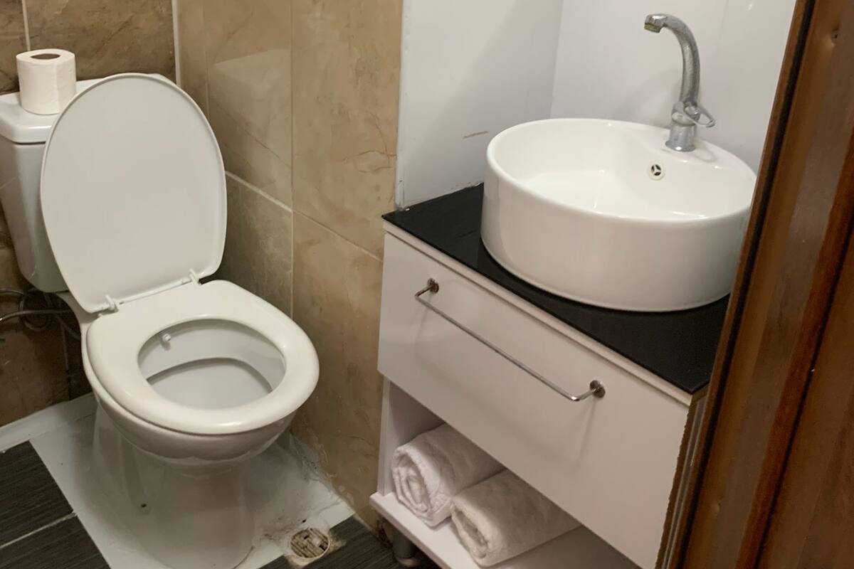 Duş, geniş duş başlığı, ücretsiz banyo/kozmetik ürünleri 