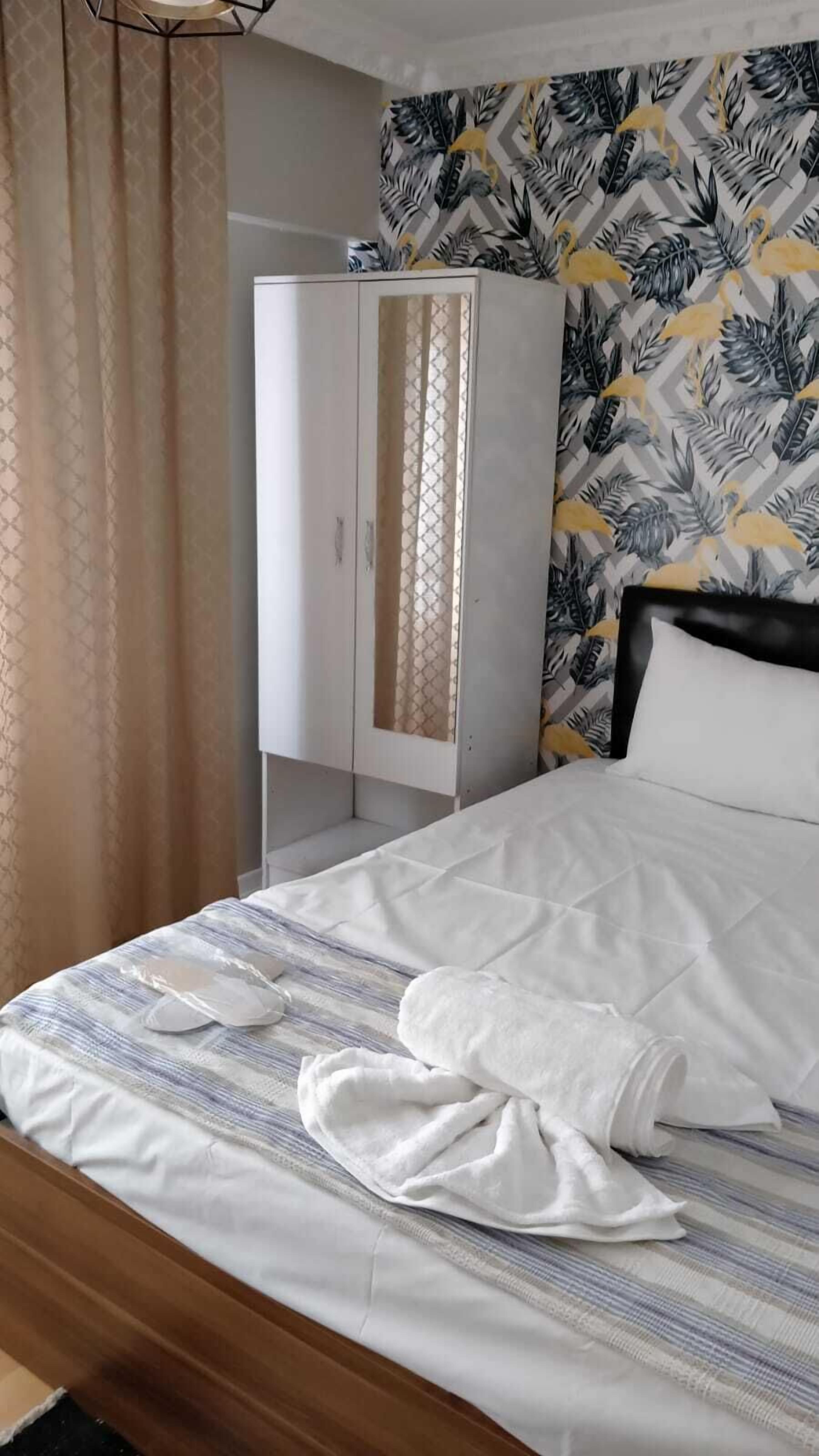 Habitación estándar doble, 1 cama doble, fumadores, vistas a la ciudad | Ropa de cama de alta calidad y edredones de plumas