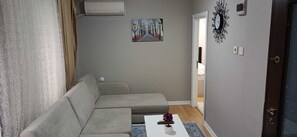 Uydu yayını kanalları bulunan 42 inç LCD televizyon, televizyon 