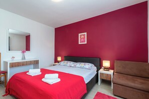 1 habitación, tabla de planchar con plancha, wifi gratis y ropa de cama 