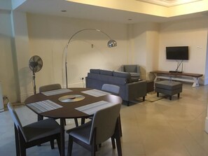 Căn hộ, 2 phòng ngủ | Khu phòng khách | TV LCD 