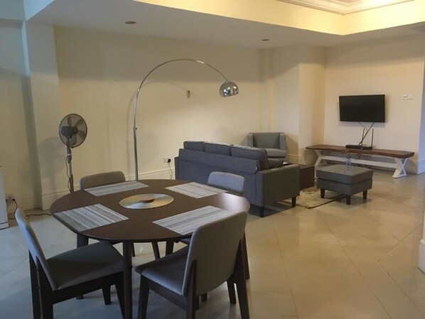 アパートメント 2 ベッドルーム | リビング エリア | 液晶テレビ