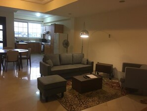 アパートメント 2 ベッドルーム | リビング エリア | 液晶テレビ