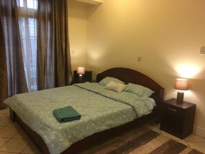 Apartment, 2 Bedrooms | 2 bedrooms, desk, soundproofing, iron/ironing board - Carlton House (Accra)