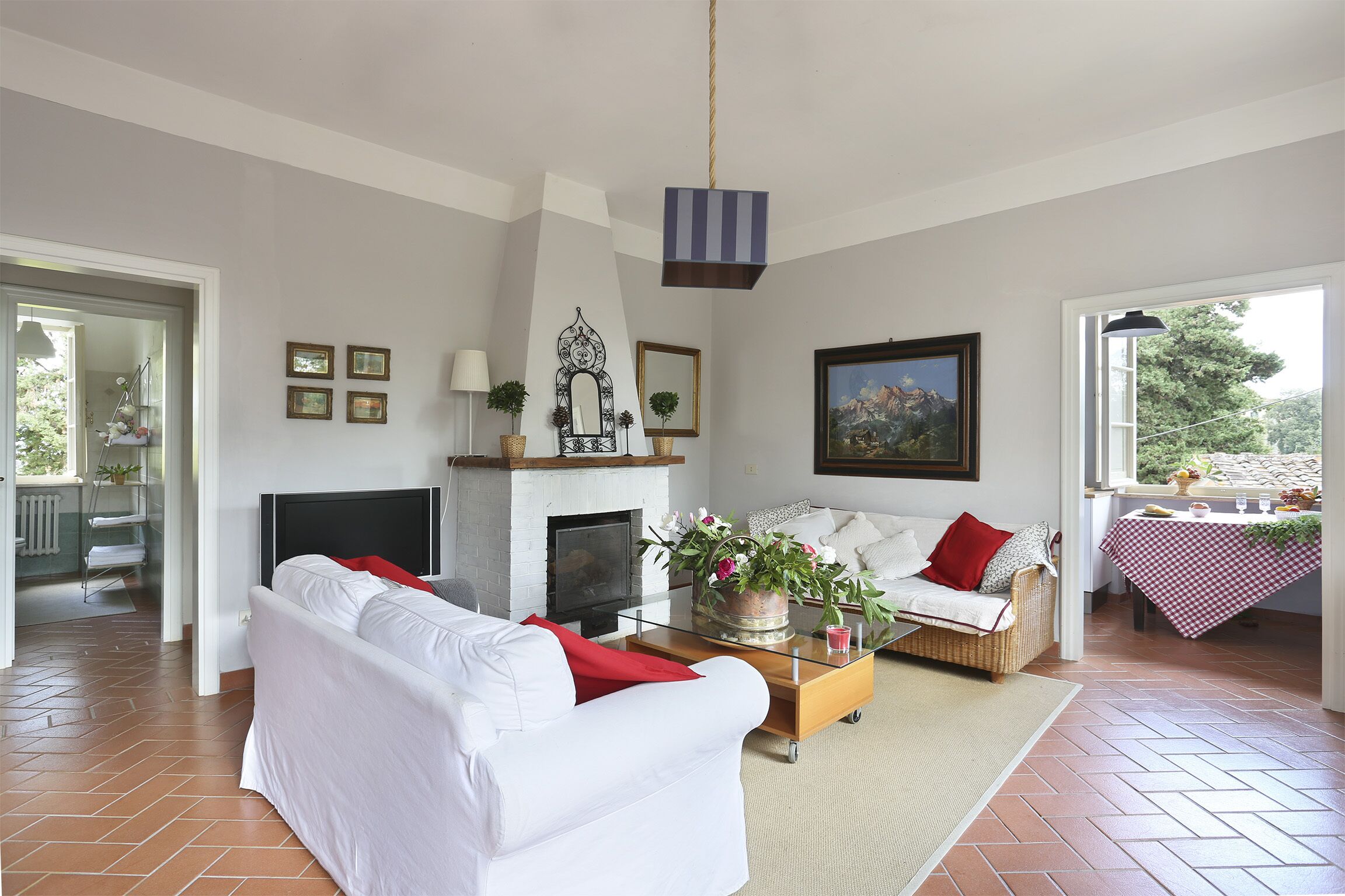 TV, lareira, mesa de pingue-pongue, livros