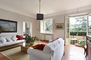 Fernseher, Kamin, Tischtennisplatte, Bücher