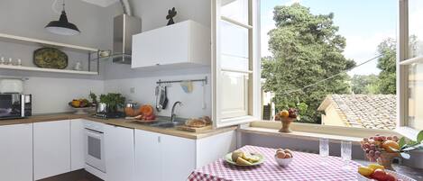 Kjøleskap, mikrobølgeovn, ovn og kokeplater