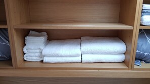 1 bedroom, WiFi, bed sheets - Small cosy, newly built detached garden studio (Chessington)