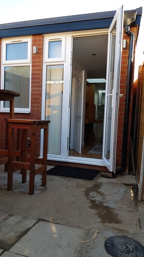 Terrace/patio - Small cosy, newly built detached garden studio (Chessington)