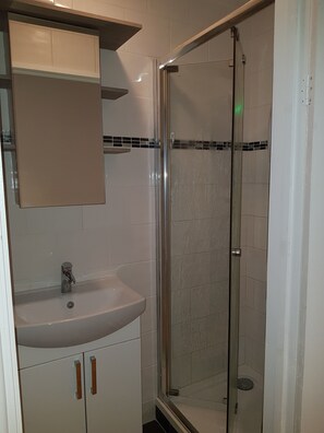 Towels, toilet paper - Small cosy, newly built detached garden studio (Chessington)