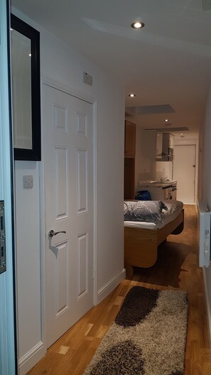 1 bedroom, WiFi, bed sheets - Small cosy, newly built detached garden studio (Chessington)