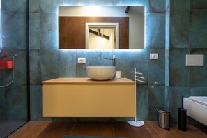 Bruser, hårtørrer, bidet, håndklæder