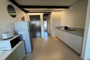 Kühlschrank, Mikrowelle, Herdplatte, Geschirrspüler