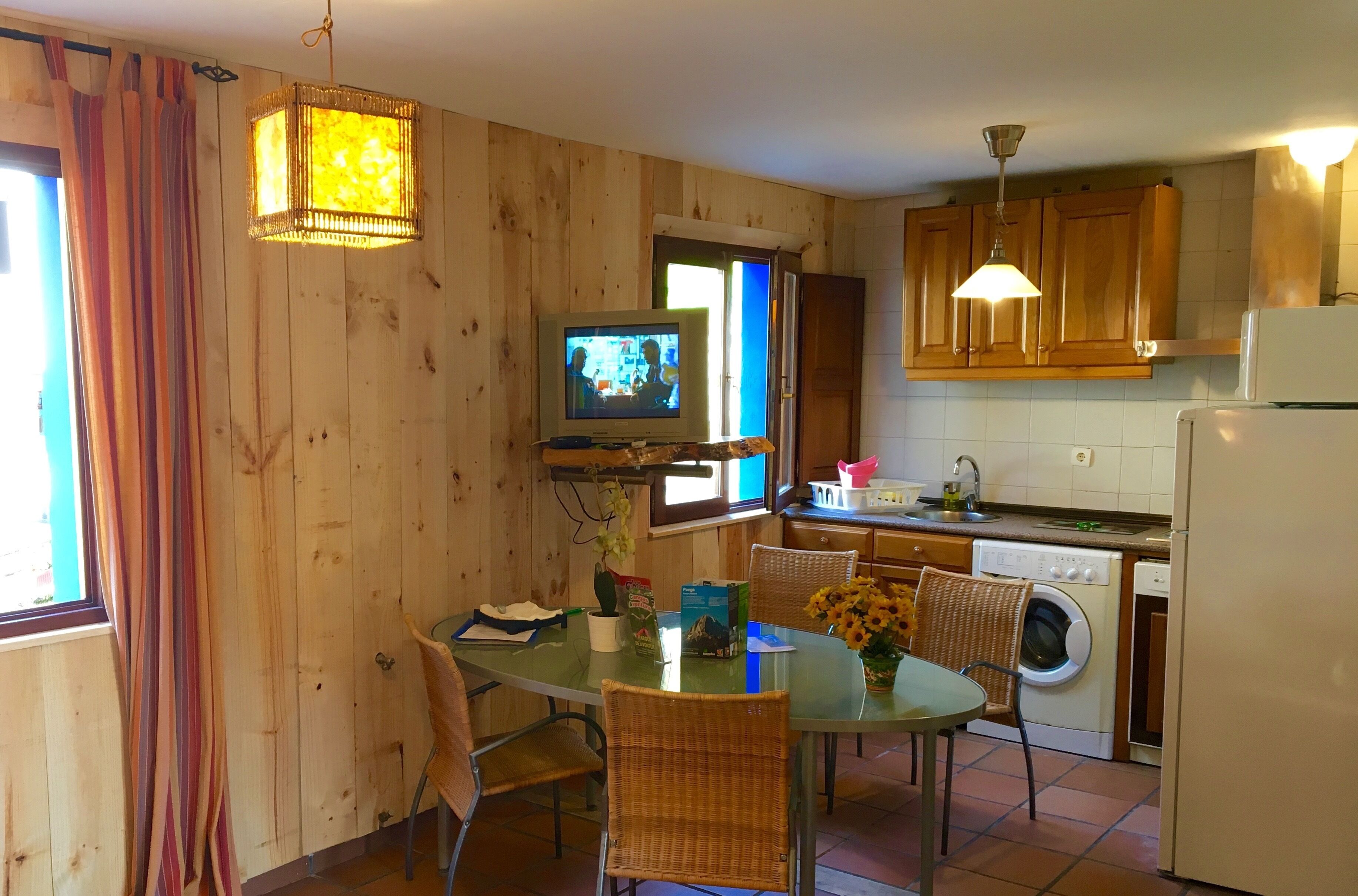 Frigorífico, microondas, placa de cocina y lavavajillas